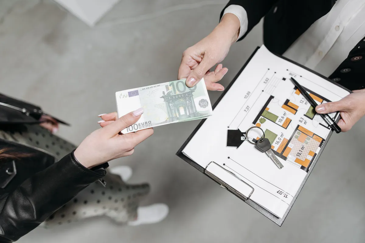 Cash Offers vs. Traditional Sales: Which Way Should You Sell?